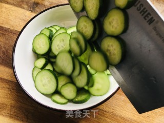炝拌乳瓜的做法步骤：1