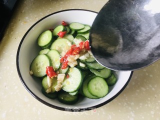 炝拌乳瓜的做法步骤：5