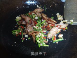韭菜花炒鸡胸肉的做法步骤：9