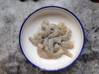 黄瓜洋葱拌虾仁的做法步骤：2