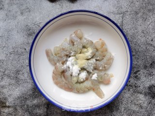 黄瓜洋葱拌虾仁的做法步骤：3