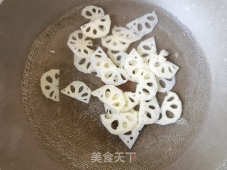 木耳拌莲菜的做法步骤：3