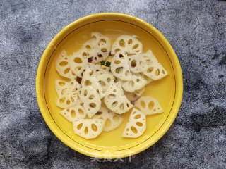 木耳拌莲菜的做法步骤：4