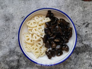木耳拌莲菜的做法步骤：6