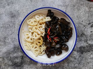木耳拌莲菜的做法步骤：7