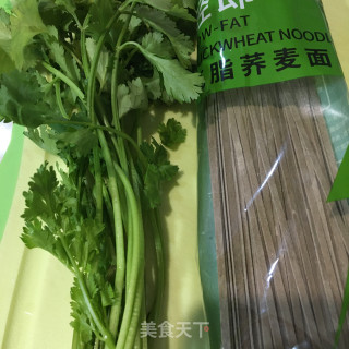 香菜牛腩汤面的做法步骤：1