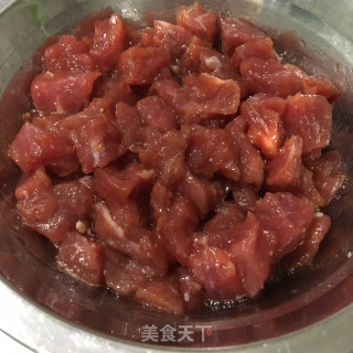 牛肉粒炒双色丁的做法步骤：1