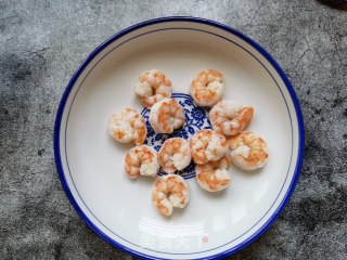 菠菜虾仁捞面的做法步骤：1