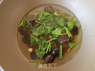 菠菜虾仁捞面的做法步骤：8