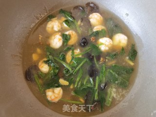 菠菜虾仁捞面的做法步骤：12