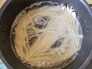 菠菜虾仁捞面的做法步骤：13