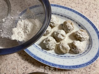 酥炸虾丸的做法步骤：5