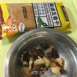 肉片香干炒韭菜的做法步骤：2