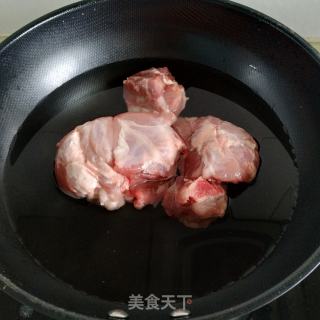 萝卜排骨汤的做法步骤：1
