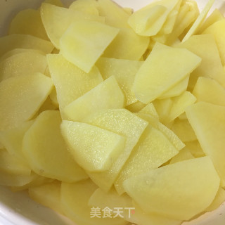 五花肉炒土豆片的做法步骤：3