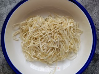 芹菜肉丝炒面的做法步骤：1