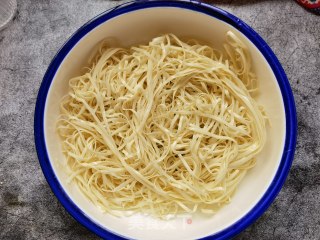 芹菜肉丝炒面的做法步骤：2