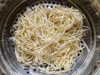 芹菜肉丝炒面的做法步骤：3