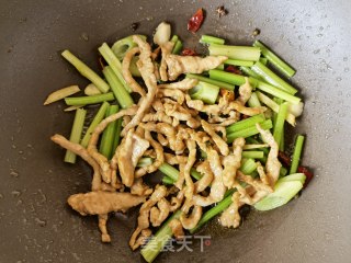 芹菜肉丝炒面的做法步骤：12