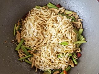 芹菜肉丝炒面的做法步骤：16