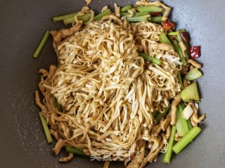 芹菜肉丝炒面的做法步骤：17
