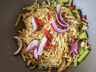 芹菜肉丝炒面的做法步骤：18