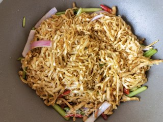 芹菜肉丝炒面的做法步骤：19