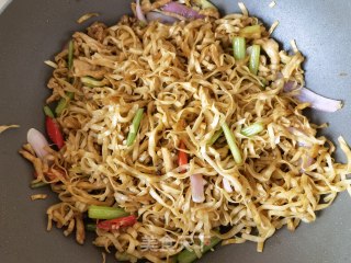 芹菜肉丝炒面的做法步骤：20