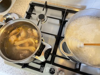 鲜菇鸡汤米线????的做法步骤：3