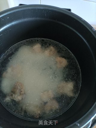 西兰花排骨粥的做法步骤：2