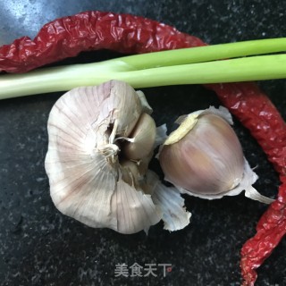 蒜泥拍黄瓜的做法步骤：1