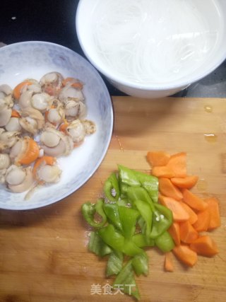 青椒胡萝卜炒扇贝的做法步骤：1
