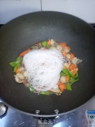 青椒胡萝卜炒扇贝的做法步骤：5