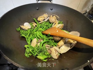 西兰花炒花蛤的做法步骤：4