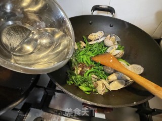 西兰花炒花蛤的做法步骤：5