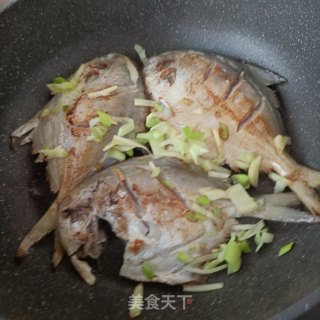 醋焖银鲳鱼的做法步骤：8