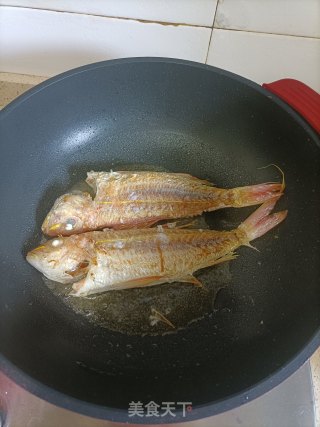 香芹焖红杉鱼的做法步骤：1