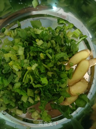 香芹焖红杉鱼的做法步骤：2