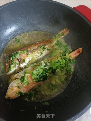 香芹焖红杉鱼的做法步骤：4