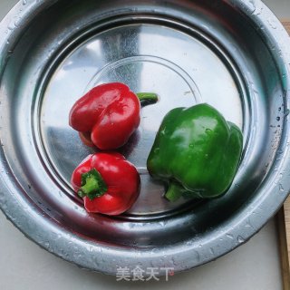 青红椒炒肉的做法步骤：1
