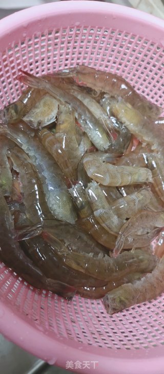 葱爆虾的做法步骤：1