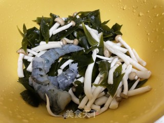 黄骨鱼豆腐杂菌煲的做法步骤：1