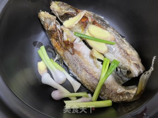 黄骨鱼豆腐杂菌煲的做法步骤：5