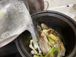 黄骨鱼豆腐杂菌煲的做法步骤：6