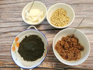 香甜不腻，无添加剂的芝麻红豆松子仁月饼的做法步骤：1