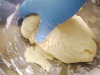 香甜不腻，无添加剂的芝麻红豆松子仁月饼的做法步骤：7