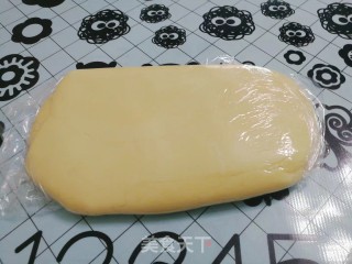 香甜不腻，无添加剂的芝麻红豆松子仁月饼的做法步骤：8
