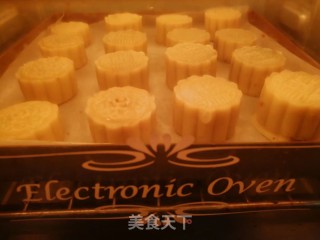 香甜不腻，无添加剂的芝麻红豆松子仁月饼的做法步骤：11