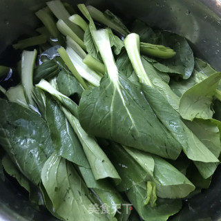 青菜炒小蘑菇的做法步骤：2