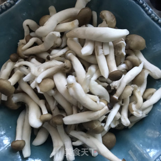 青菜炒小蘑菇的做法步骤：3